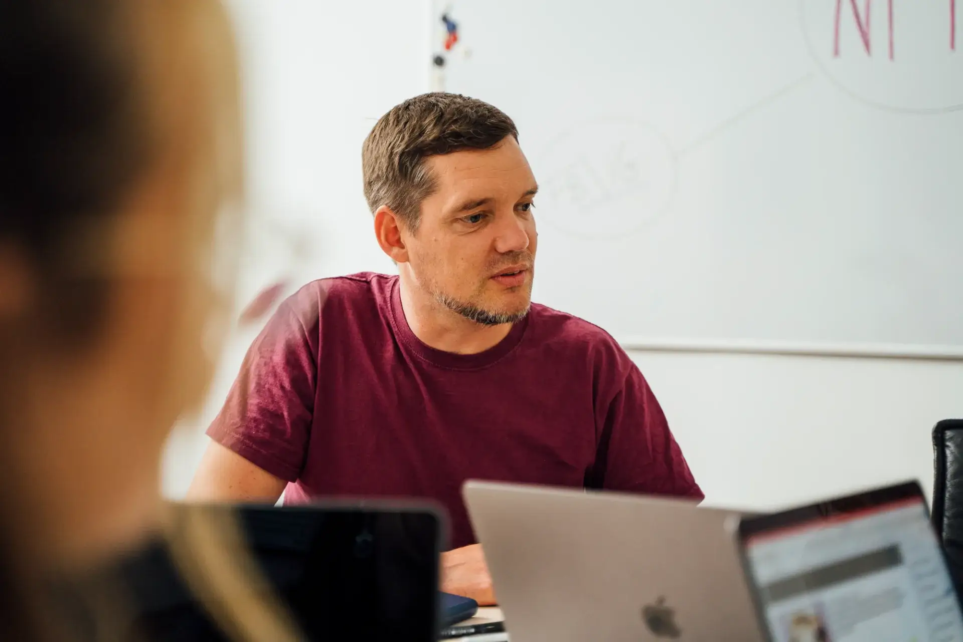 Entwickler bindet die Ausschreibungs-API am Laptop an